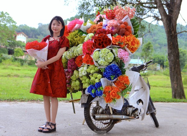 Cô gái 9x kiếm tiền triệu từ dịch vụ xe hoa chở mùa thu Hà Nội về Hà Tĩnh - Ảnh 11.