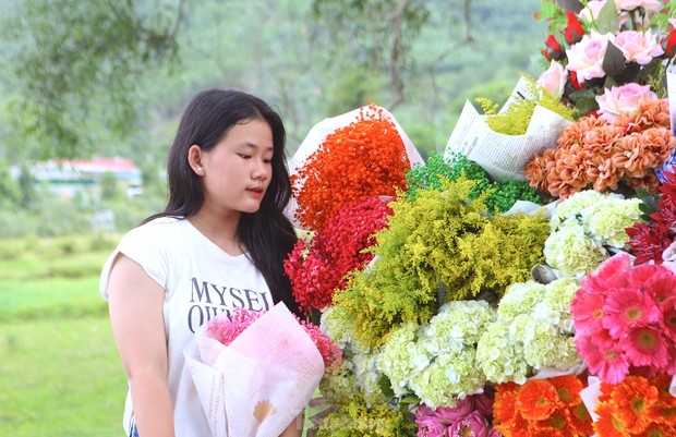 Cô gái 9x kiếm tiền triệu từ dịch vụ xe hoa chở mùa thu Hà Nội về Hà Tĩnh - Ảnh 10.