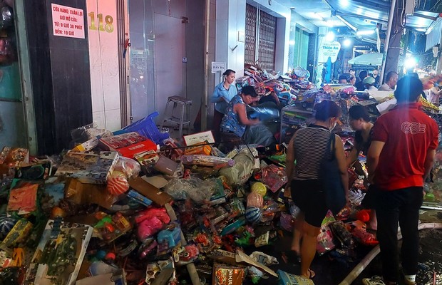 Cửa hàng bán đồ chơi Trung thu bốc cháy ở trung tâm Đà Nẵng - Ảnh 5.