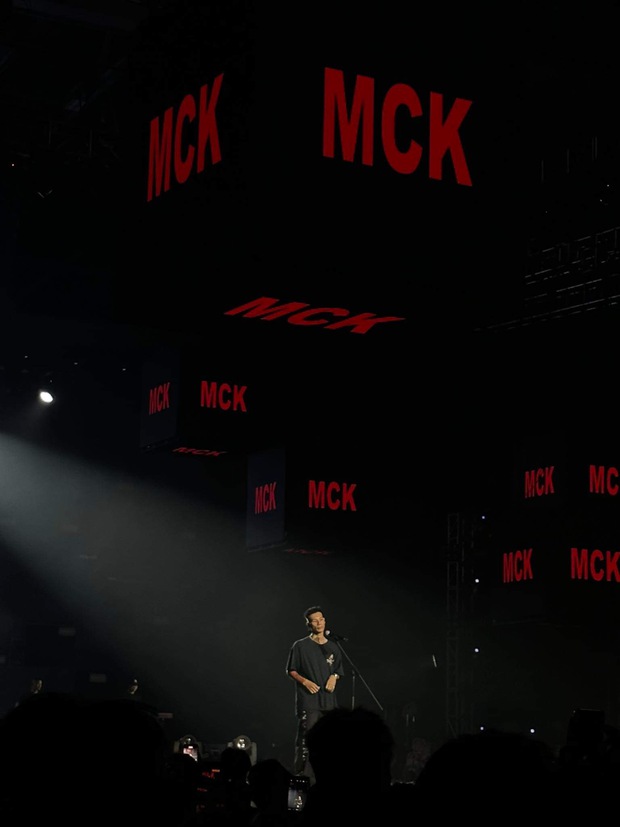 Màn tranh cãi MCK gây sốt khi trình diễn và hút thuốc trên sân khấu