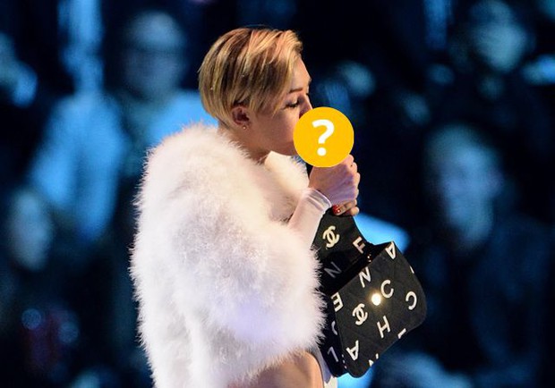 Màn tranh cãi MCK gây sốt khi trình diễn và hút thuốc trên sân khấu