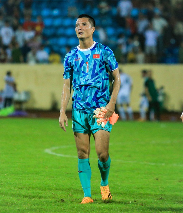 Cầu thủ đội tuyển Việt Nam chia tay nhau: Bất ngờ và xúc động