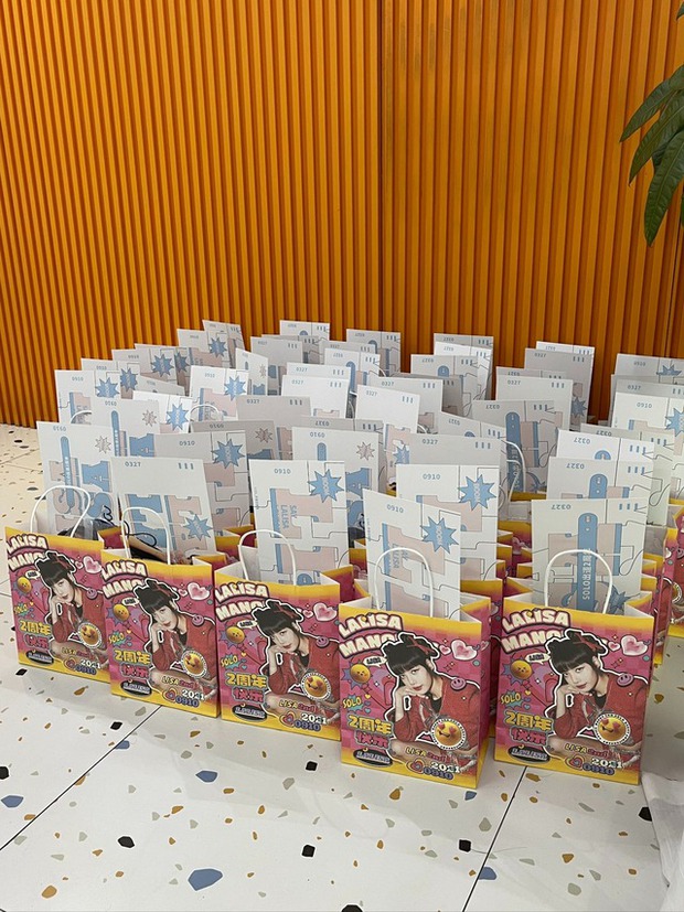 Lisa (BLACKPINK) gây sốt với phần trình diễn hút mắt, biến cả hộp đêm thành sàn catwalk