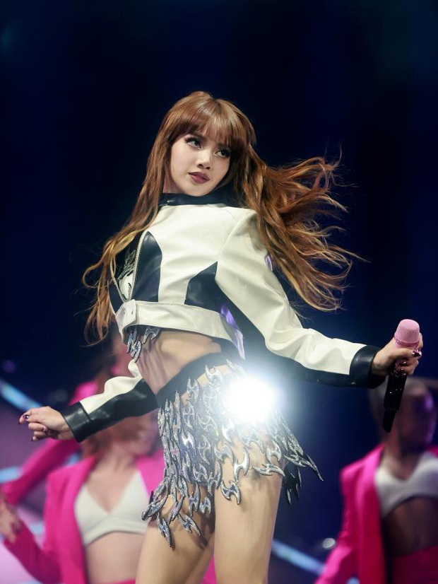 Lisa (BLACKPINK) lột mặt nạ sexy tại câu lạc bộ thoát y: Fan nháo nhào khắp nơi!
