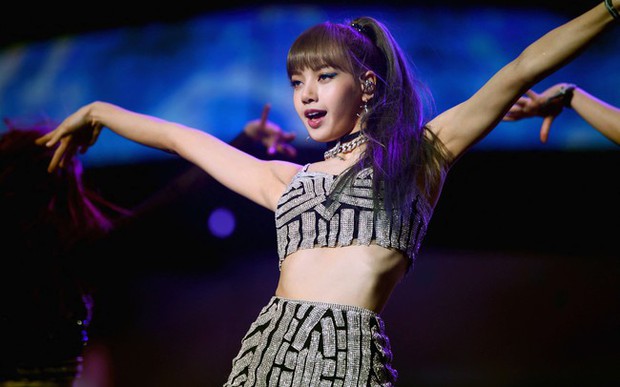 Lisa (BLACKPINK) lột mặt nạ sexy tại câu lạc bộ thoát y: Fan nháo nhào khắp nơi!
