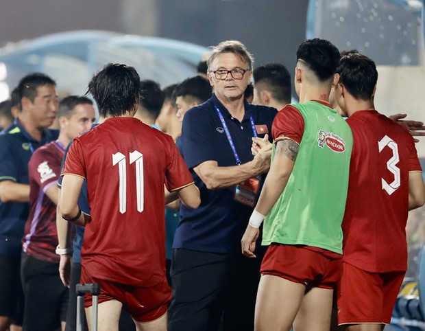 HLV Troussier lập kỷ lục 3 trận toàn thắng cùng tuyển Việt Nam - Ảnh 1.