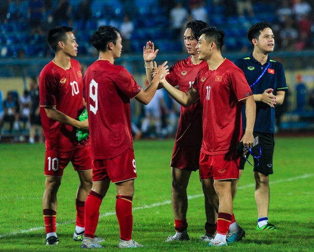 Cầu thủ đội tuyển Việt Nam chia tay nhau: Bất ngờ và xúc động