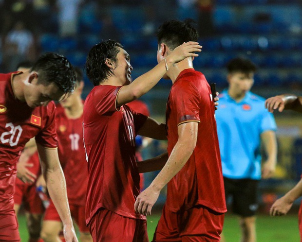 Cầu thủ đội tuyển Việt Nam chia tay nhau: Bất ngờ và xúc động