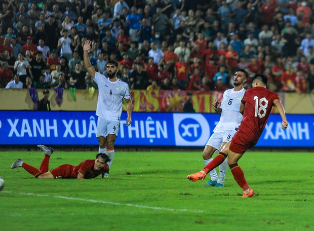 Hai bàn thắng đẹp không tưởng khiến Văn Toàn và Tuấn Hải trở thành nhân vật chính