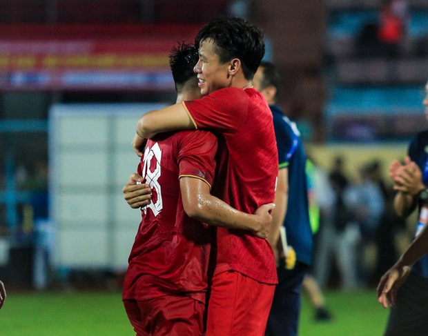 Cầu thủ đội tuyển Việt Nam chia tay nhau: Bất ngờ và xúc động