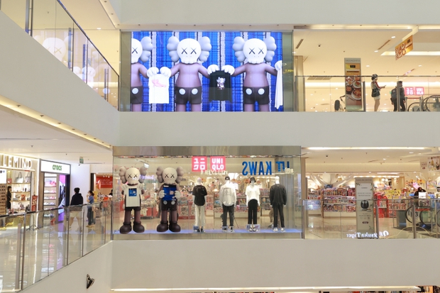 Review BST Kaws x Uniqlo: Không hề kén dáng lại còn mix and match cực dễ - Ảnh 1. Review BST Kaws x Uniqlo: Không hề kén dáng lại còn mix and match cực dễ - Ảnh 1.