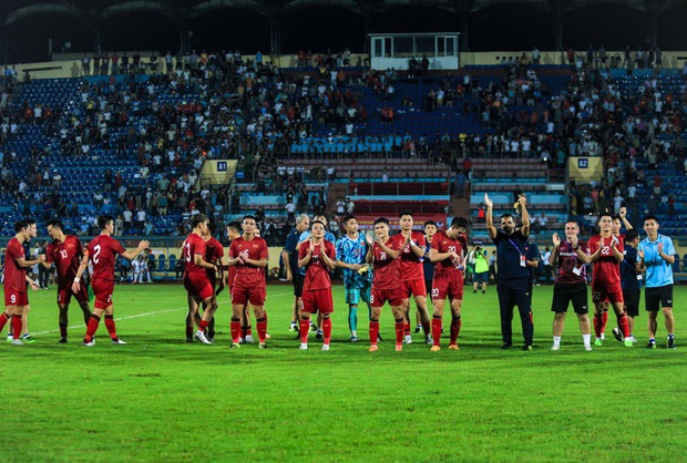 Cầu thủ đội tuyển Việt Nam chia tay nhau: Bất ngờ và xúc động