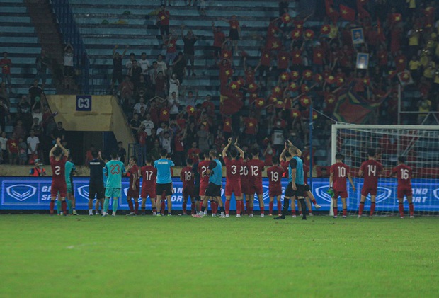 Cầu thủ đội tuyển Việt Nam chia tay nhau: Bất ngờ và xúc động