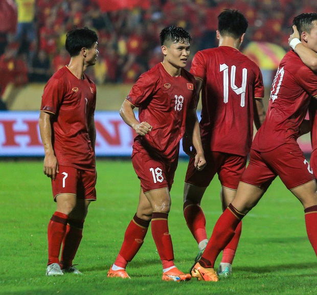 Hai bàn thắng đẹp không tưởng khiến Văn Toàn và Tuấn Hải trở thành nhân vật chính