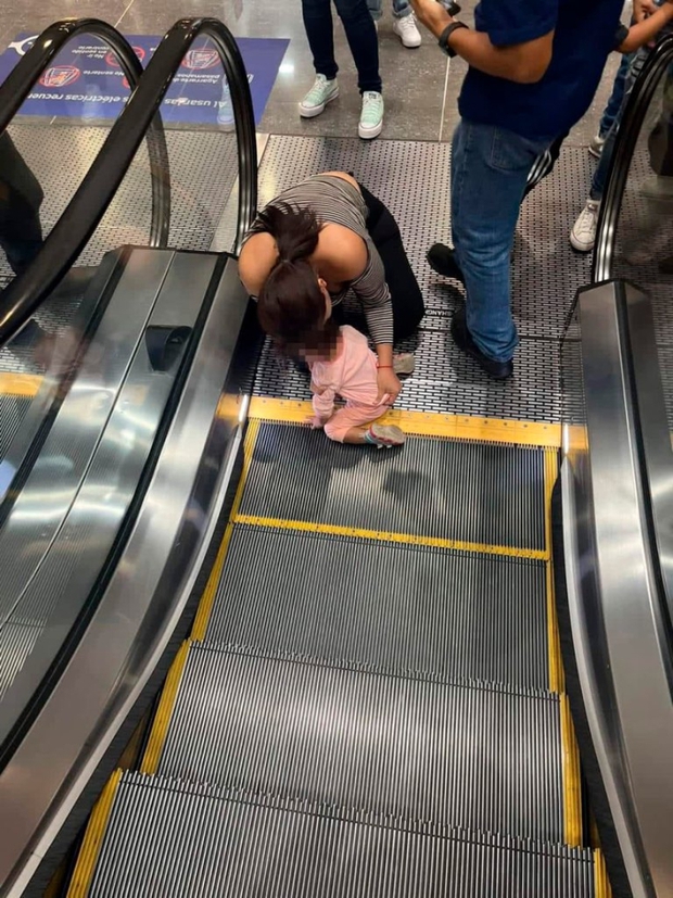 Bé gái 2 tuổi vô tình kẹt tay vào thang cuốn ở trung tâm thương mại, người mẹ tuyệt vọng giải cứu con - Ảnh 1.