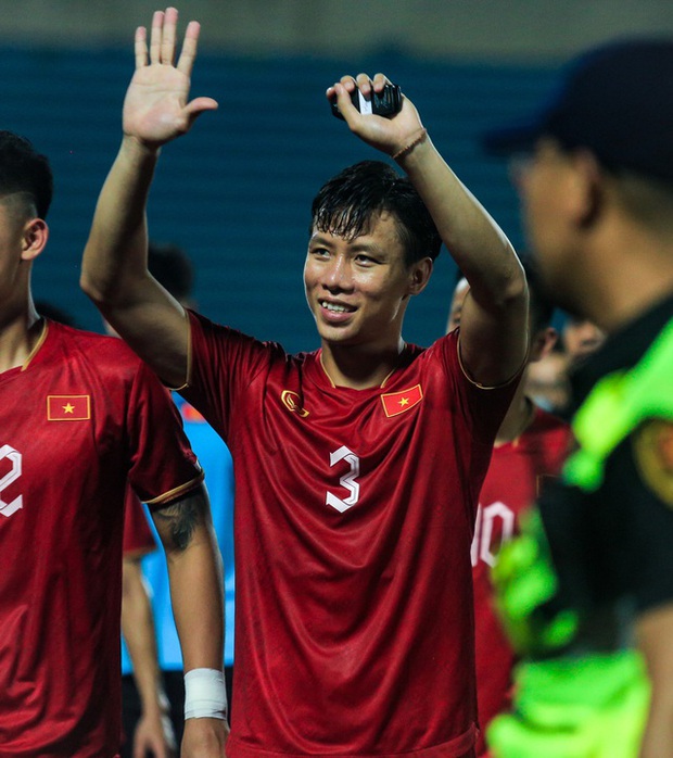 Cầu thủ đội tuyển Việt Nam chia tay nhau: Bất ngờ và xúc động