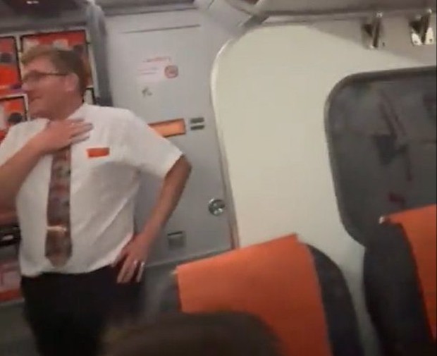 Đôi hành khách có hành vi phản cảm trên máy bay, đoạn clip ghi lại sự việc khiến dân tình nóng mắt - Ảnh 1.
