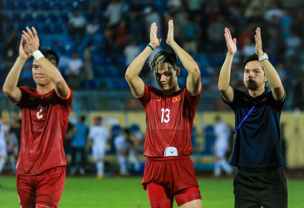 Cầu thủ đội tuyển Việt Nam chia tay nhau: Bất ngờ và xúc động