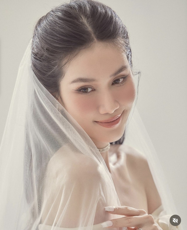 Á hậu Vbiz gây sốt với bộ váy cưới khoe da trắng nõn trước ngày trọng đại