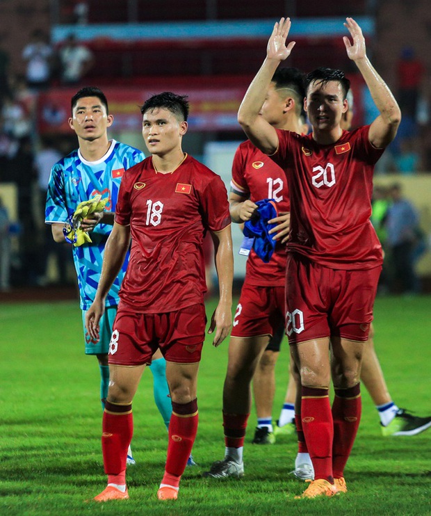 Cầu thủ đội tuyển Việt Nam chia tay nhau: Bất ngờ và xúc động