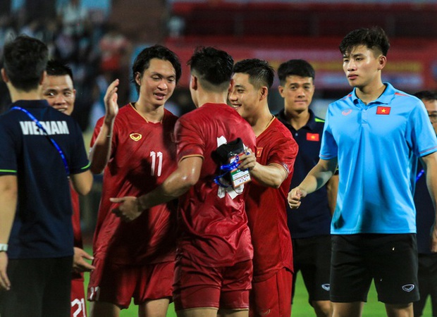 Cầu thủ đội tuyển Việt Nam chia tay nhau: Bất ngờ và xúc động