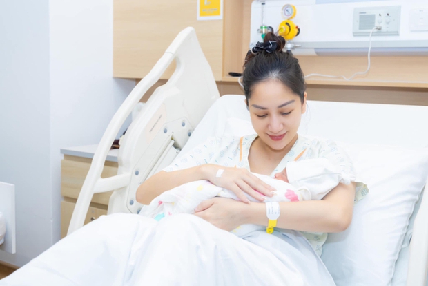 Khánh Thi lộ diện sau sinh con thứ 3, nhan sắc trở nên phi thường đây là lan tỏa của mụn nhọt ra sao?