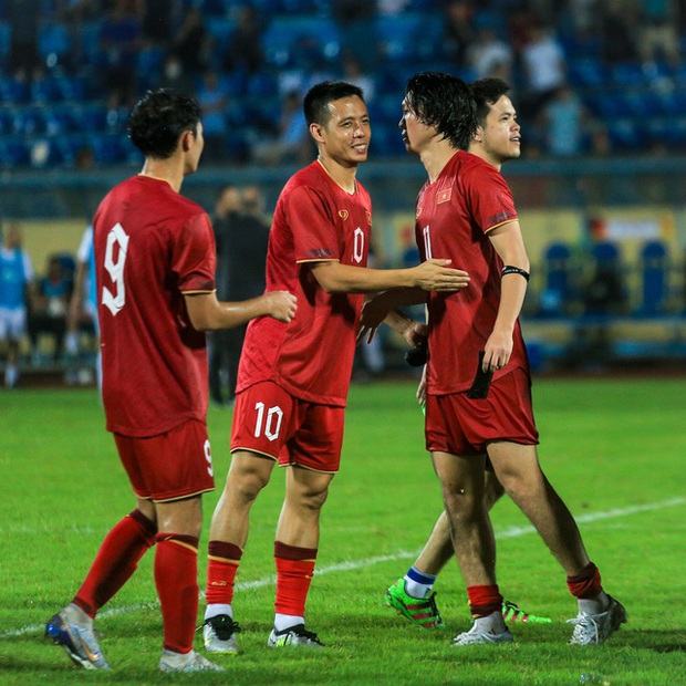Cầu thủ đội tuyển Việt Nam chia tay nhau: Bất ngờ và xúc động
