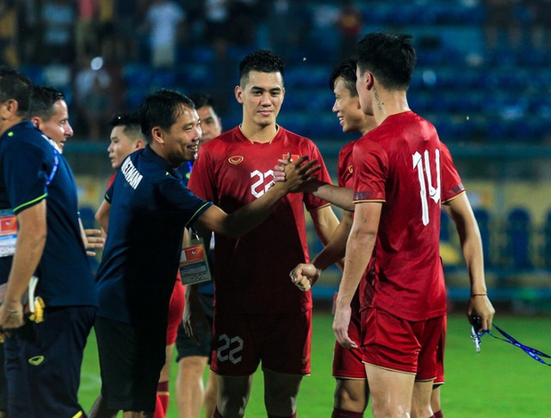 Cầu thủ đội tuyển Việt Nam chia tay nhau: Bất ngờ và xúc động