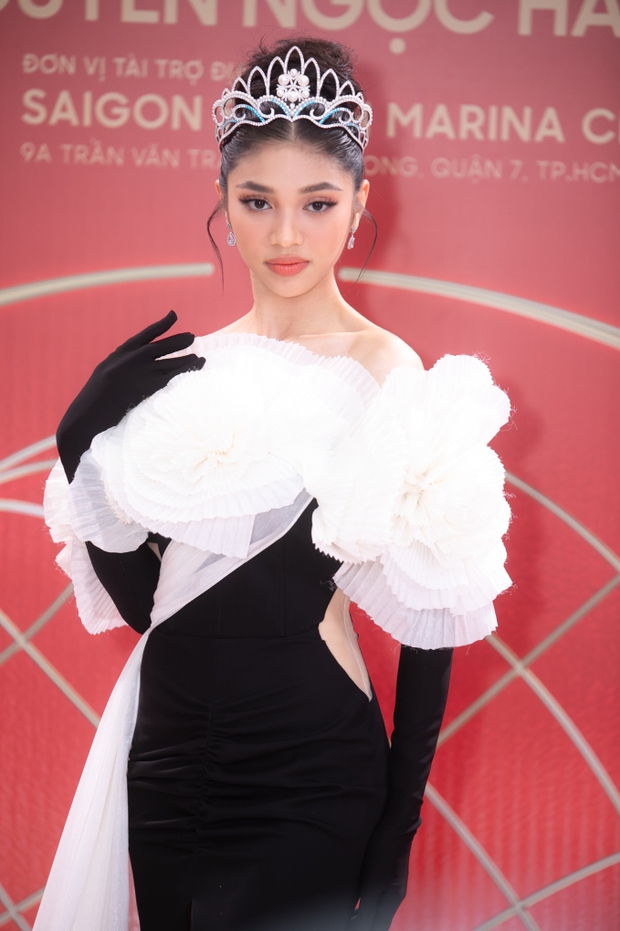 Minh Kiên khoe body chạm mặt Á hậu Phương Nhi trên thảm đỏ: Vẻ đẹp nàng hậu ‘vũ trụ’ khiến fan xao xuyến!