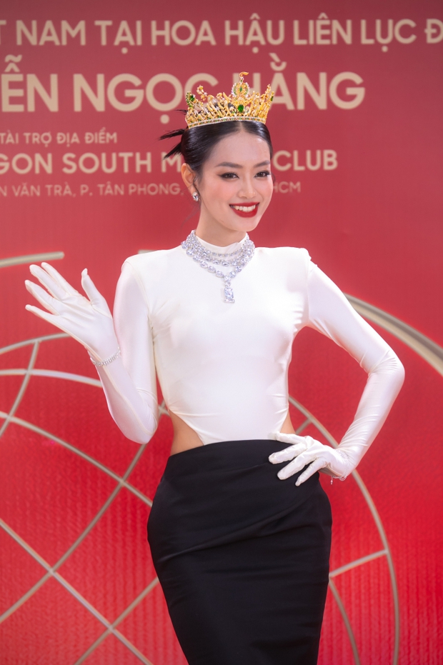 Minh Kiên khoe body chạm mặt Á hậu Phương Nhi trên thảm đỏ: Vẻ đẹp nàng hậu ‘vũ trụ’ khiến fan xao xuyến!