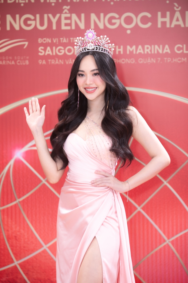 Minh Kiên khoe body chạm mặt Á hậu Phương Nhi trên thảm đỏ: Vẻ đẹp nàng hậu ‘vũ trụ’ khiến fan xao xuyến!