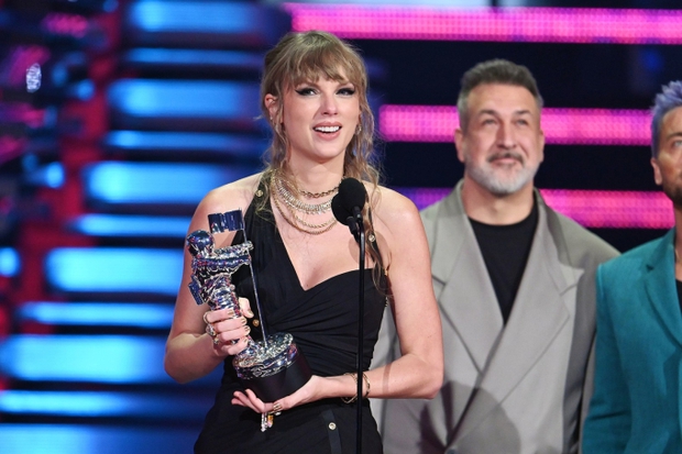 Queen of VMAs 2023 calls out Taylor Swift's name: Slashing on the pink carpet, snatching 9 trophies is not as good as the moment she dropped a 400 million ring - Photo 7.