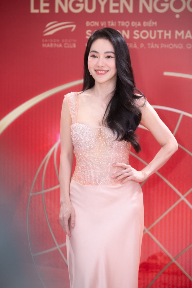 Minh Kiên khoe body chạm mặt Á hậu Phương Nhi trên thảm đỏ: Vẻ đẹp nàng hậu ‘vũ trụ’ khiến fan xao xuyến!