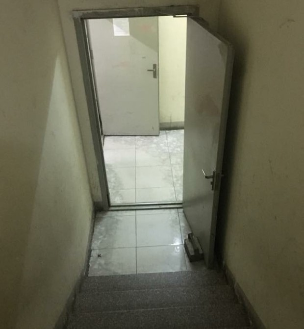 Vì sao cửa thoát hiểm chung cư luôn phải đóng? - Ảnh 2.