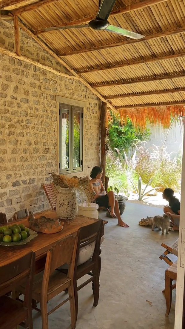 Thú vị gian bếp của vợ chồng Decao - Lâm Minh: Cửa sổ là máy hút mùi, bàn ăn có nơi ngắm cỏ lau - Ảnh 7. Thú vị gian bếp của vợ chồng Decao - Lâm Minh: Cửa sổ là máy hút mùi, bàn ăn có nơi ngắm cỏ lau - Ảnh 7.
