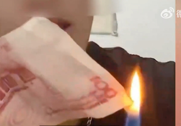 Lên mạng đốt tiền để khoe khoang và xây dựng hình tượng soái ca giàu có, chàng trai bị cảnh sát thăm hỏi - Ảnh 2. Lên mạng đốt tiền để khoe khoang và xây dựng hình tượng soái ca giàu có, chàng trai bị cảnh sát thăm hỏi - Ảnh 2.