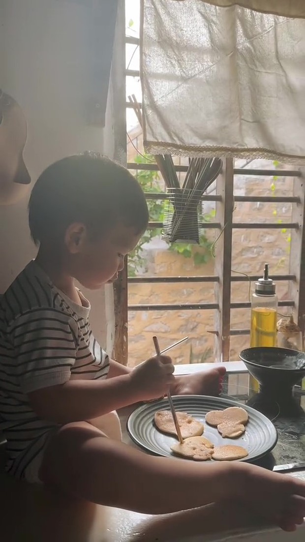 Thú vị gian bếp của vợ chồng Decao - Lâm Minh: Cửa sổ là máy hút mùi, bàn ăn có nơi ngắm cỏ lau - Ảnh 4. Thú vị gian bếp của vợ chồng Decao - Lâm Minh: Cửa sổ là máy hút mùi, bàn ăn có nơi ngắm cỏ lau - Ảnh 4.