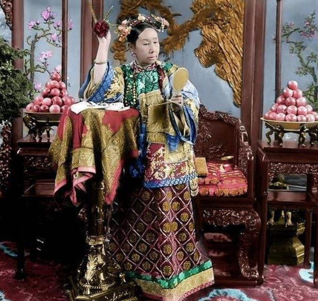 Loạt ảnh hiếm cách đây hơn 100 năm: Cận cảnh đôi giày “dễ ngã” trị giá hơn 460 tỷ đồng của Từ Hi Thái hậu - Ảnh 2. Loạt ảnh hiếm cách đây hơn 100 năm: Cận cảnh đôi giày “dễ ngã” trị giá hơn 460 tỷ đồng của Từ Hi Thái hậu - Ảnh 2.