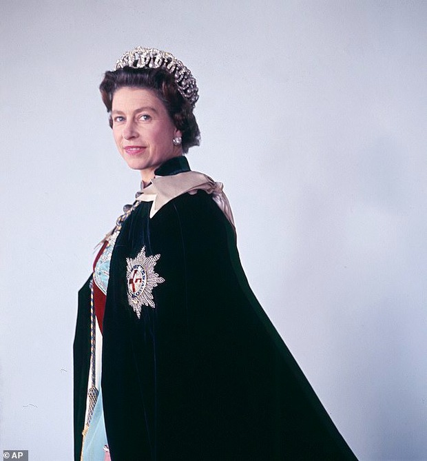 Chuyện ít biết về chiếc vương miện cố Nữ vương Elizabeth II đội trong bức chân dung mới công bố - Ảnh 1. Chuyện ít biết về chiếc vương miện cố Nữ vương Elizabeth II đội trong bức chân dung mới công bố - Ảnh 1.