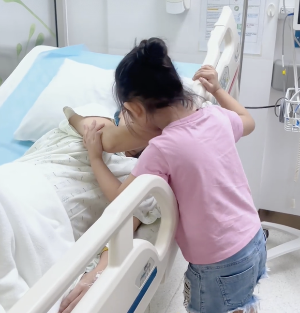 Bé Anna gây xúc động khi bên cạnh Khánh Thi 'vượt cạn', Kubi không ngừng cổ vũ mẹ