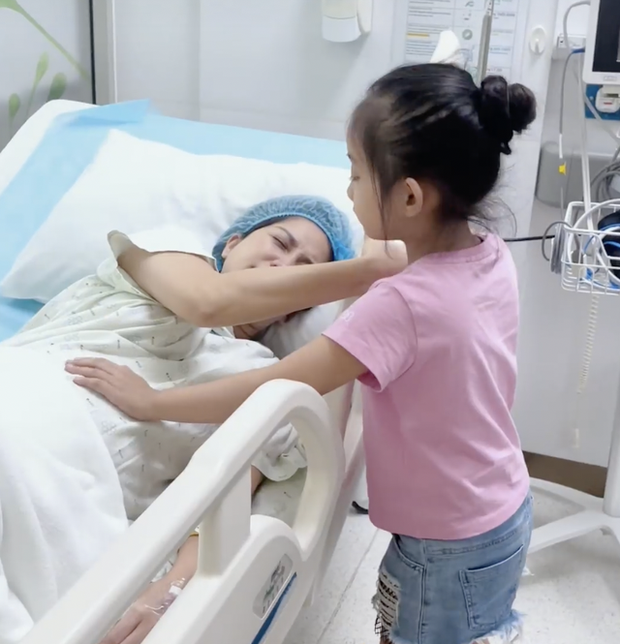 Bé Anna gây xúc động khi bên cạnh Khánh Thi 'vượt cạn', Kubi không ngừng cổ vũ mẹ