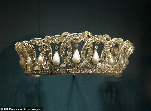 Chuyện ít biết về chiếc vương miện cố Nữ vương Elizabeth II đội trong bức chân dung mới công bố - Ảnh 9.