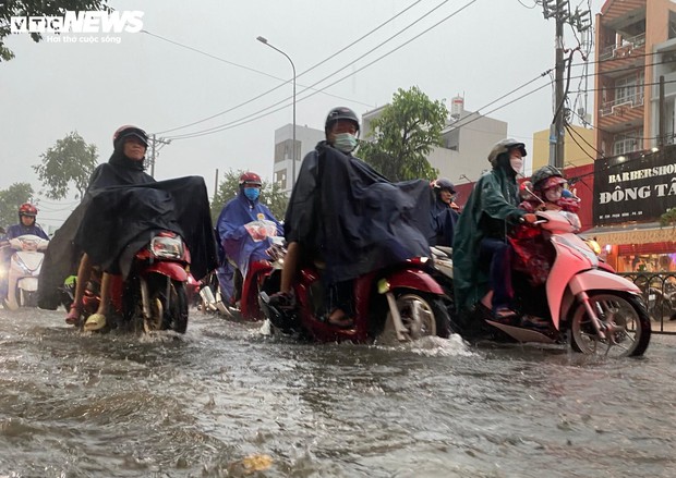 TP.HCM: Đường mênh mông nước, người dân khổ sở về nhà sau cơn mưa lớn - Ảnh 11.
