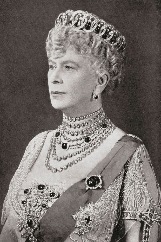 Chuyện ít biết về chiếc vương miện cố Nữ vương Elizabeth II đội trong bức chân dung mới công bố - Ảnh 8.