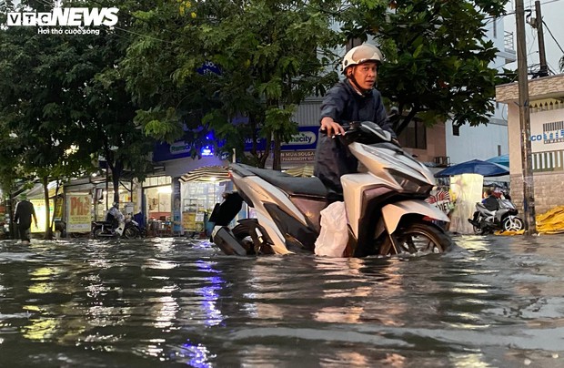 TP.HCM: Đường mênh mông nước, người dân khổ sở về nhà sau cơn mưa lớn - Ảnh 10.