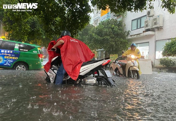 TP.HCM: Đường mênh mông nước, người dân khổ sở về nhà sau cơn mưa lớn - Ảnh 8.