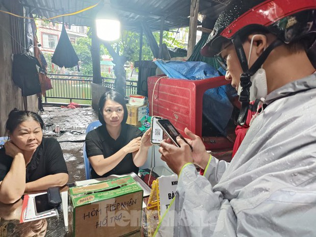 Thi thoảng vẫn nhìn thấy nhau, nay người ta đã mất, quần áo còn phơi ngoài ban công... - Ảnh 1.