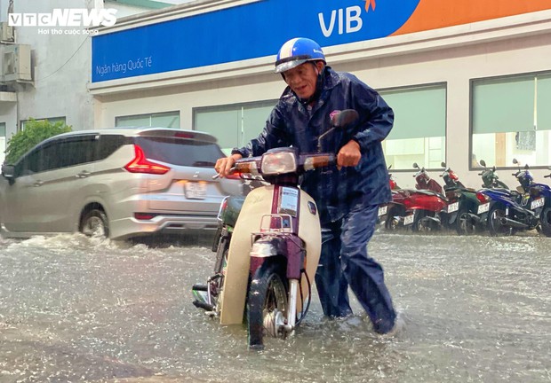 TP.HCM: Đường mênh mông nước, người dân khổ sở về nhà sau cơn mưa lớn - Ảnh 6.