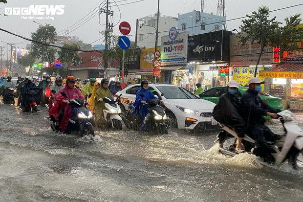 TP.HCM: Đường mênh mông nước, người dân khổ sở về nhà sau cơn mưa lớn - Ảnh 5.