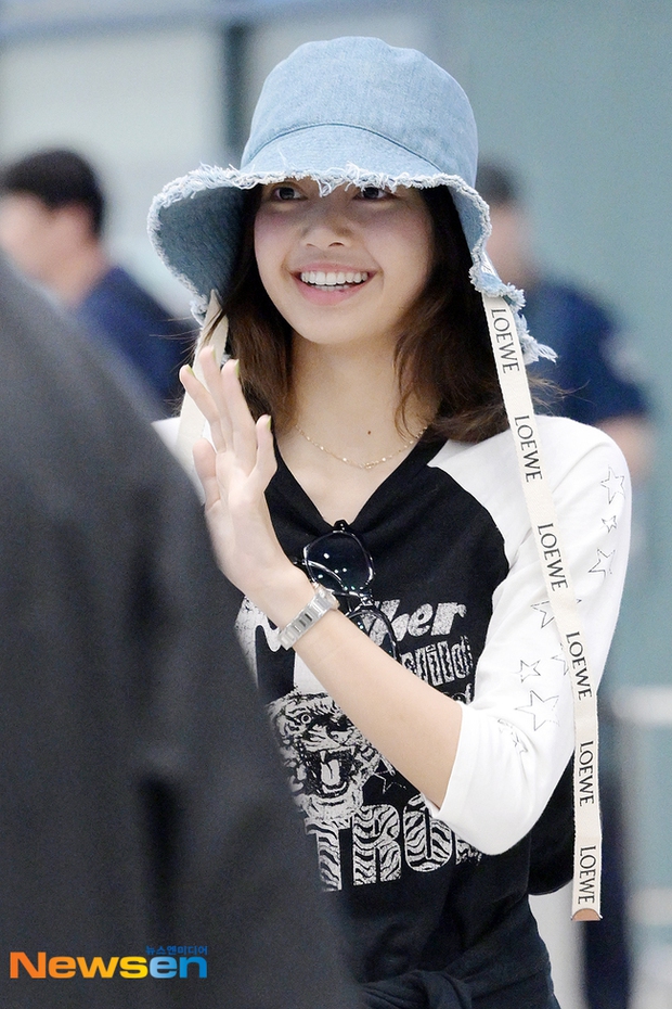 Náo loạn sân bay: Lisa (BLACKPINK) gặp nguy hiểm từ fan khi lan truyền tin đồn rời YG